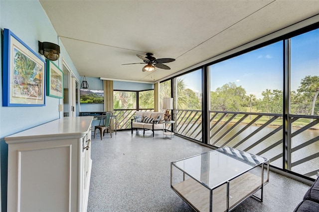 sunroom with ceiling fan