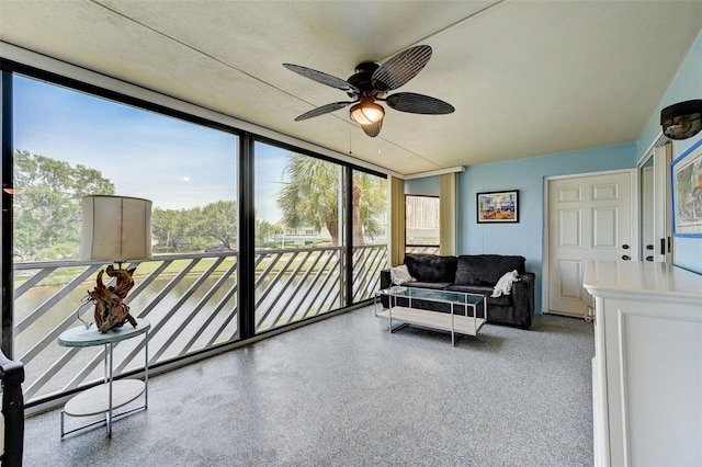 sunroom with ceiling fan