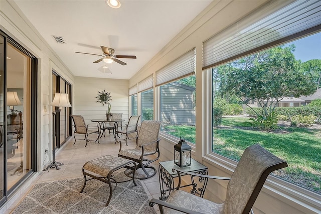 sunroom with ceiling fan