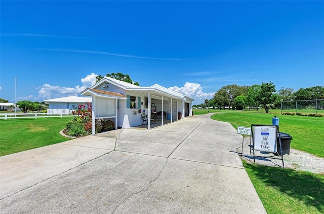 view of front facade featuring a front lawn