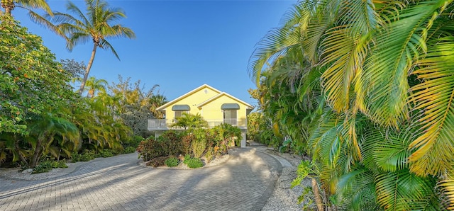 view of front of property featuring a balcony