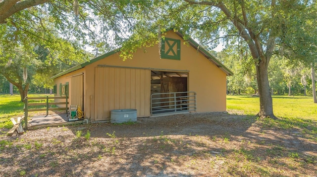 view of outdoor structure with a yard