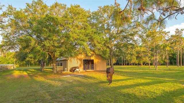 view of yard with an outdoor structure