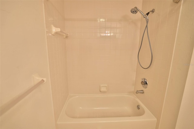 bathroom featuring tiled shower / bath