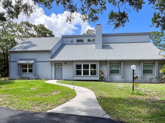 view of front facade featuring a front yard