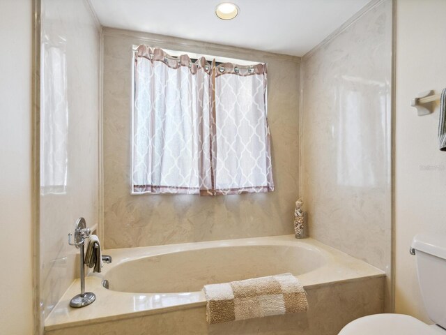 bathroom featuring toilet and a bathtub