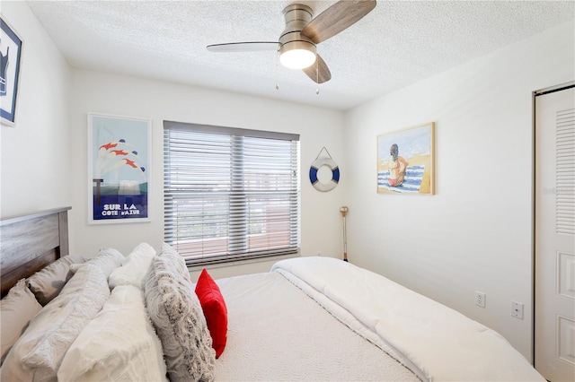 bedroom featuring ceiling fan and a textured ceiling