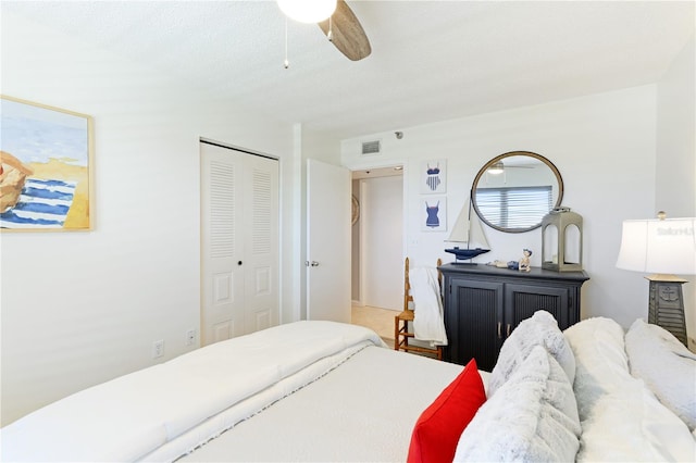 bedroom featuring ceiling fan, a textured ceiling, and a closet