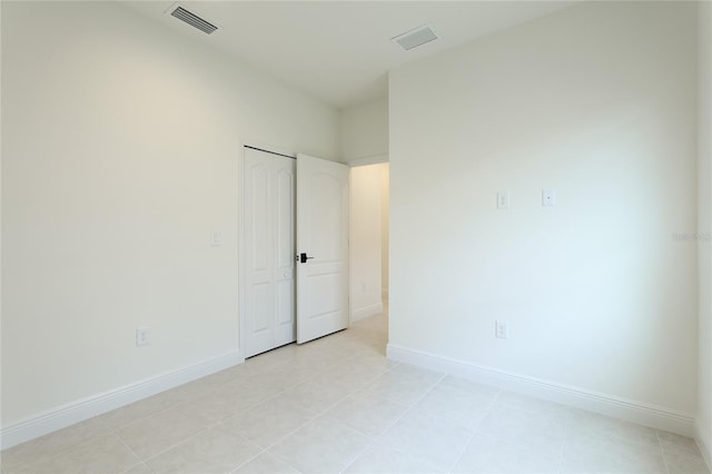 unfurnished room featuring light tile patterned floors