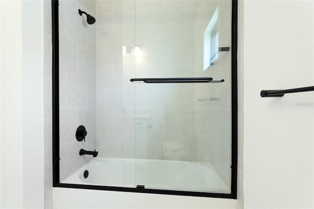 bathroom with enclosed tub / shower combo