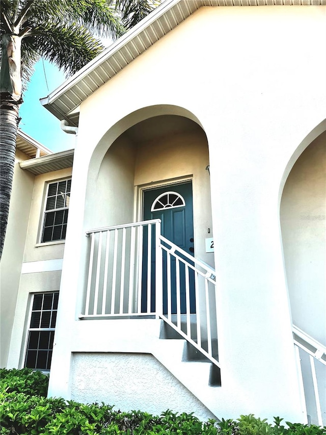 property entrance featuring a balcony