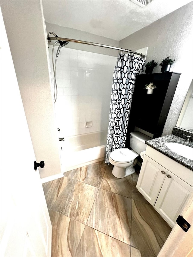 full bathroom featuring a textured ceiling, vanity, shower / bath combo, and toilet