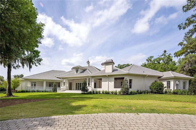 view of front of property with a front yard