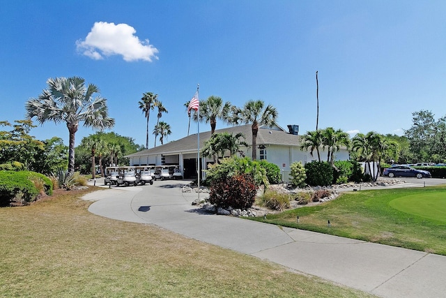 view of front of property featuring a front yard