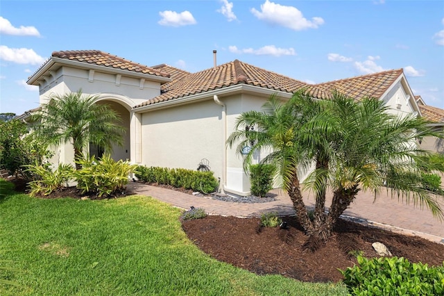 view of front of home featuring a front lawn