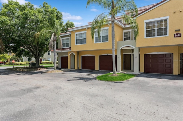 view of front facade featuring a garage