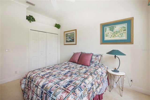 bedroom with carpet flooring, crown molding, ceiling fan, and a closet