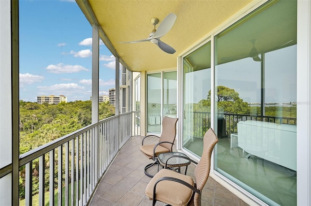 sunroom with ceiling fan