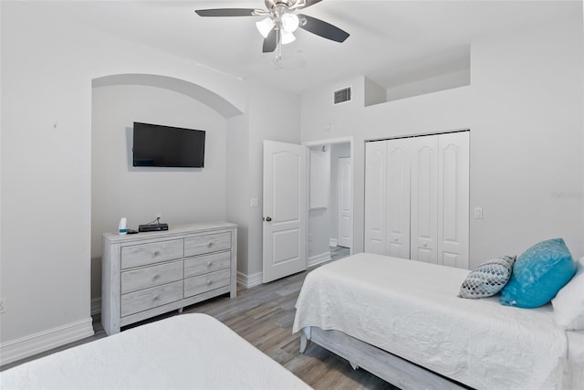 bedroom featuring light hardwood / wood-style floors, a closet, and ceiling fan