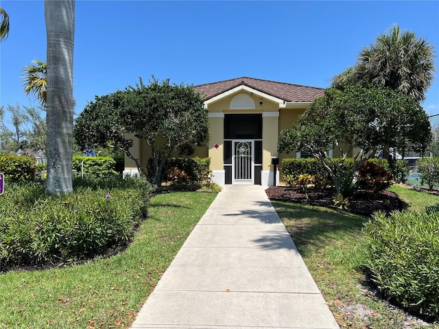 view of front facade with a front lawn