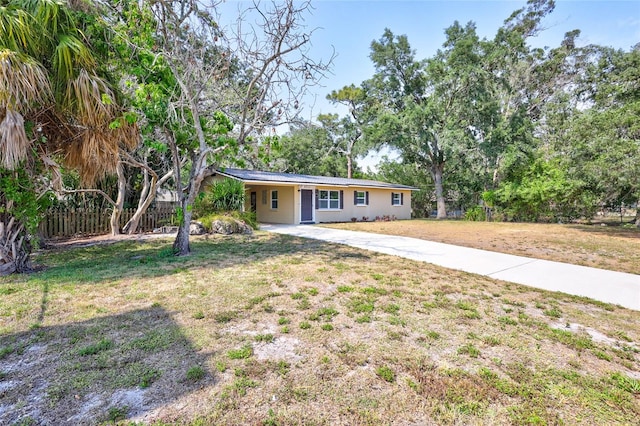 ranch-style house featuring a front yard