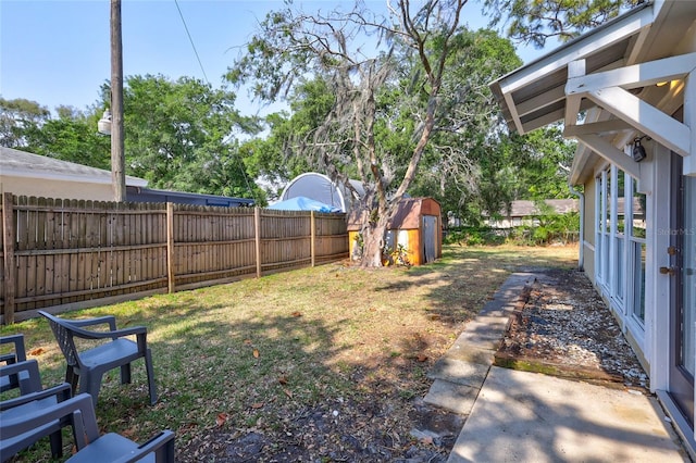 view of yard with a storage unit