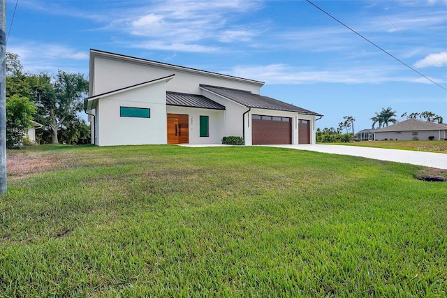 view of front facade featuring a front yard