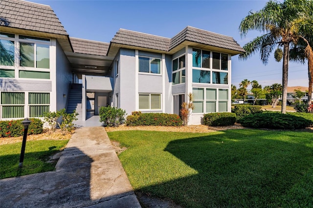 view of front of property with a front yard