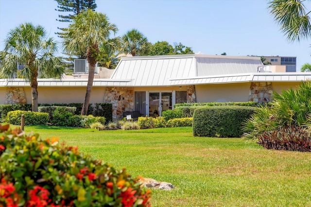 view of front of property featuring a front lawn