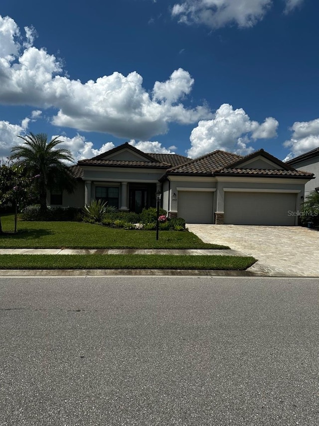 view of front facade featuring a garage and a front lawn