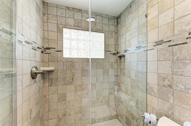 bathroom featuring a tile shower