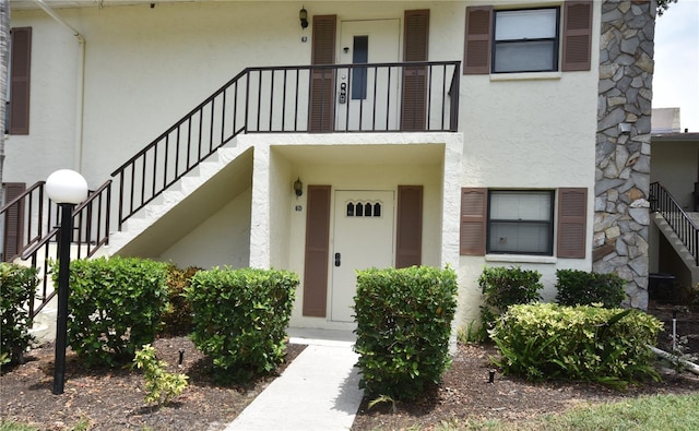 property entrance featuring a balcony