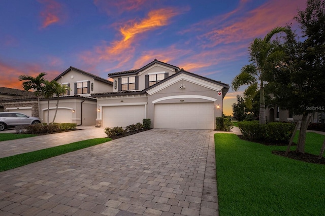 view of front of property featuring a yard