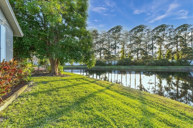 view of yard featuring a water view