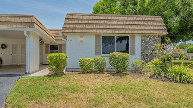 view of front of house with a front lawn