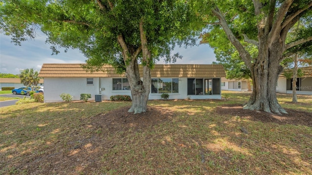 view of front of home featuring a front yard