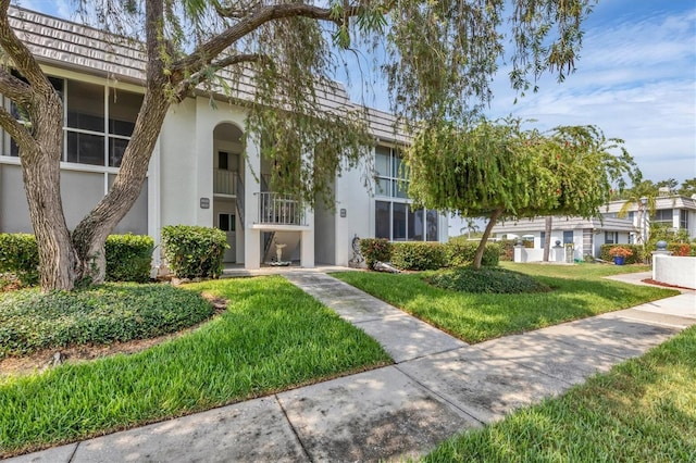 view of front of property with a front yard