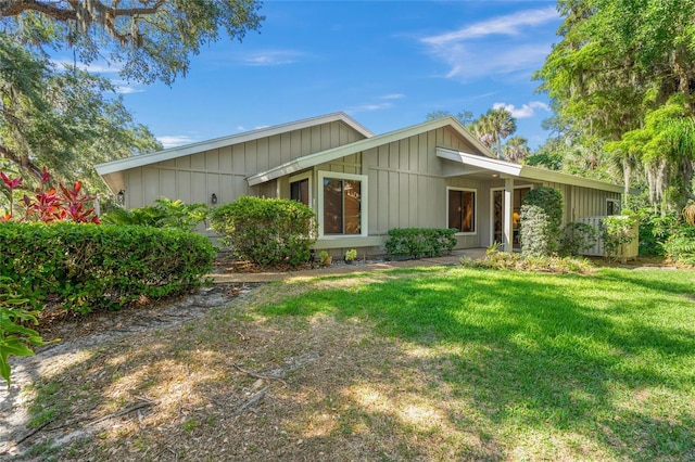 ranch-style home with a front yard