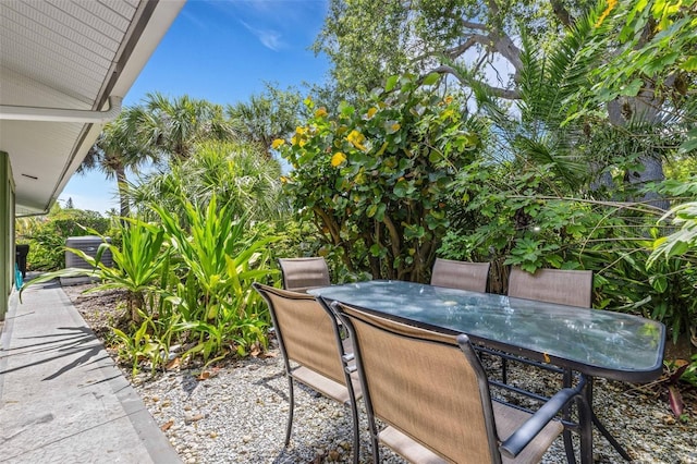 701 Armada Rd S, Venice, FL 34285 - view of patio / terrace with outdoor dining area
