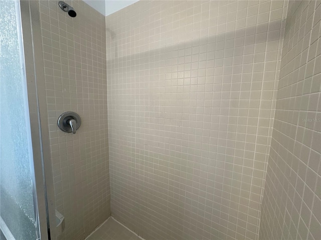 bathroom featuring a tile shower