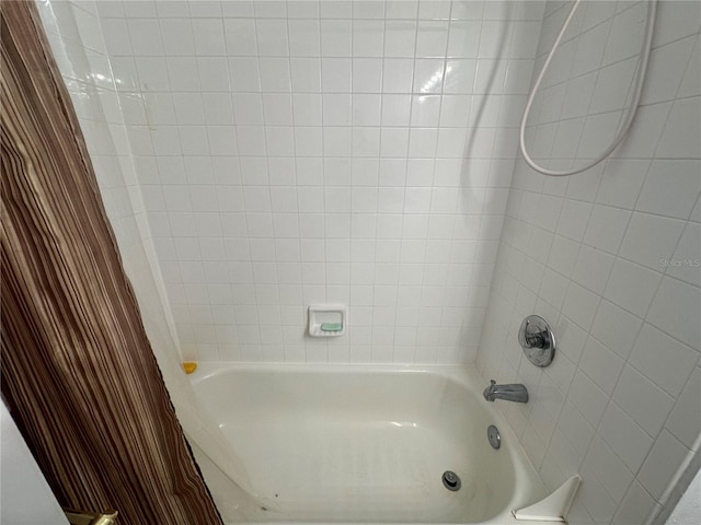 bathroom featuring tiled shower / bath combo