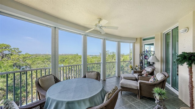 sunroom with ceiling fan