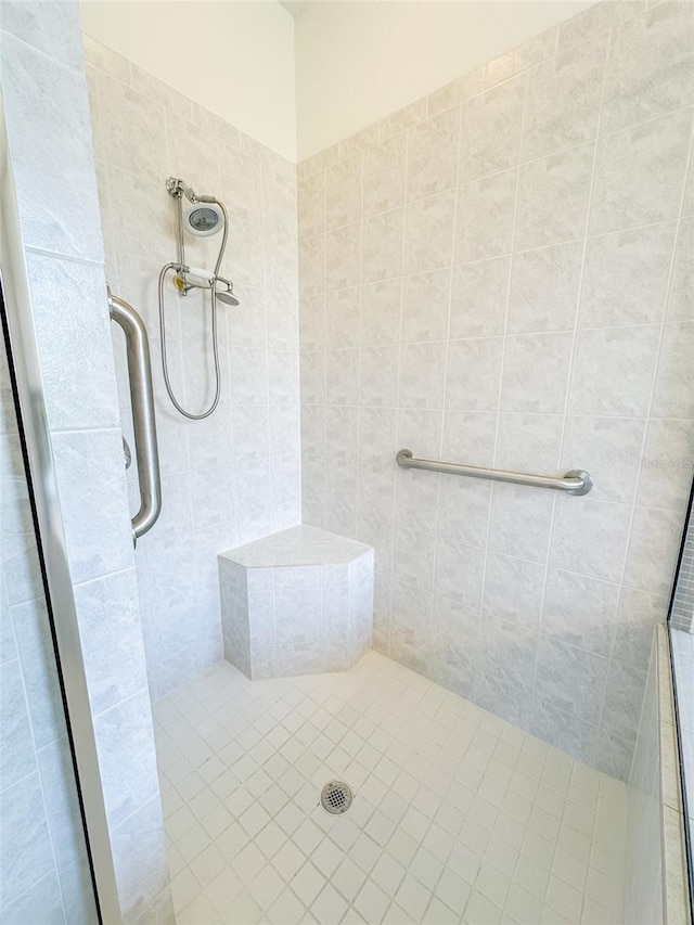 full bathroom featuring tiled shower