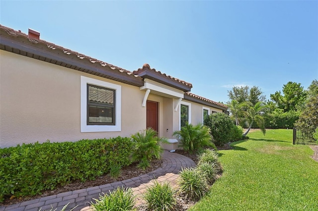 view of front of property featuring a front lawn