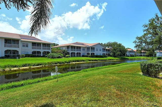 view of yard featuring a water view