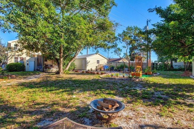 view of yard featuring an outdoor fire pit