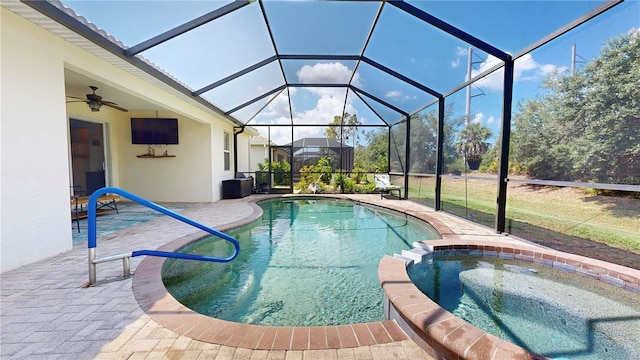 view of pool with a patio, a lanai, an in ground hot tub, and ceiling fan