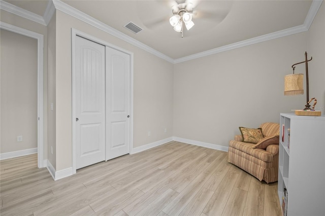 living area with ceiling fan, ornamental molding, and light hardwood / wood-style flooring