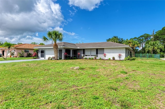 ranch-style home featuring a front lawn