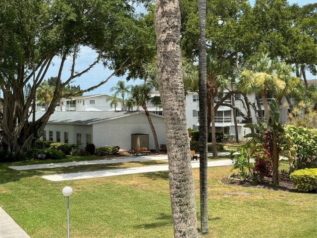 view of front facade featuring a front yard